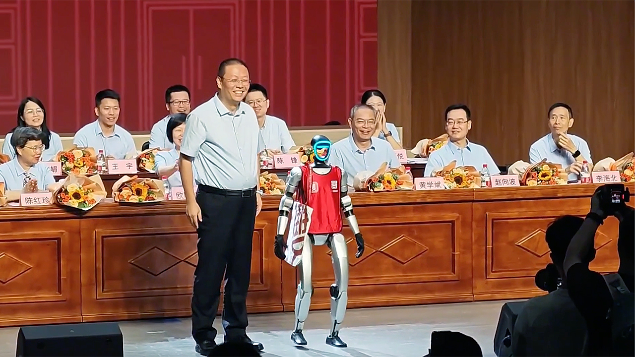 A Glimpse into the Future: Humanoid Robot “Graduates” at Chinese High School Ceremony